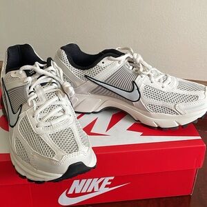 brand new nike vomero W8 / M6.5